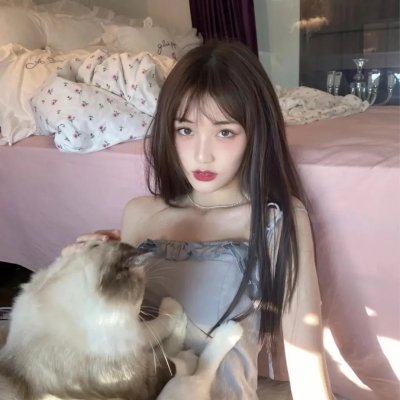 小鬼头上的女人